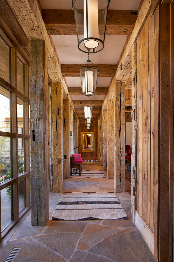 Immagine di un ingresso o corridoio rustico