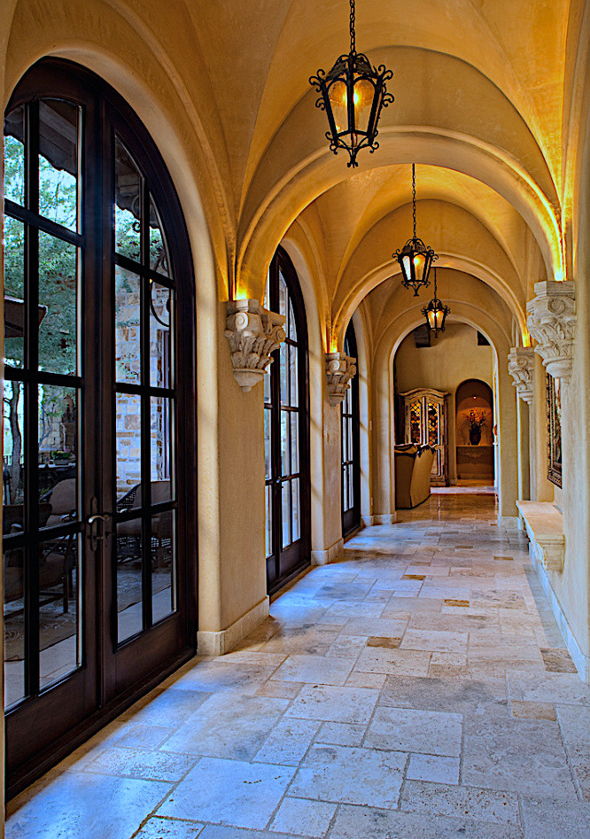 Esempio di un ampio ingresso o corridoio classico con pareti multicolore, pavimento in travertino e pavimento multicolore