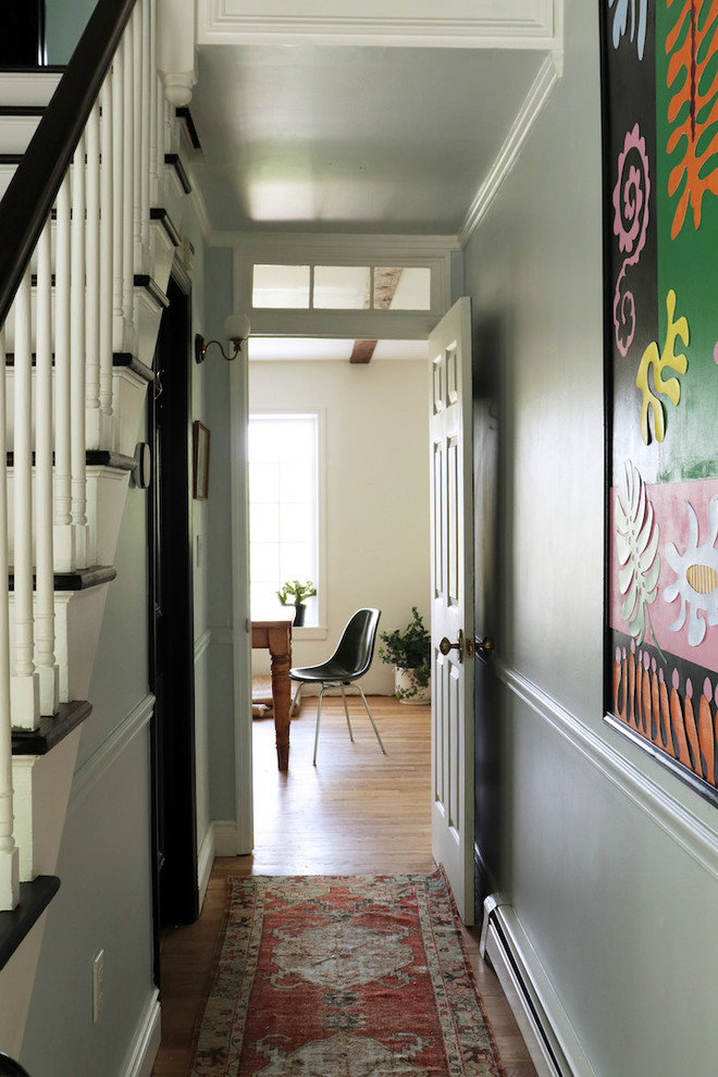 Стильный дизайн: коридор среднего размера в классическом стиле с серыми стенами, паркетным полом среднего тона и коричневым полом - последний тренд