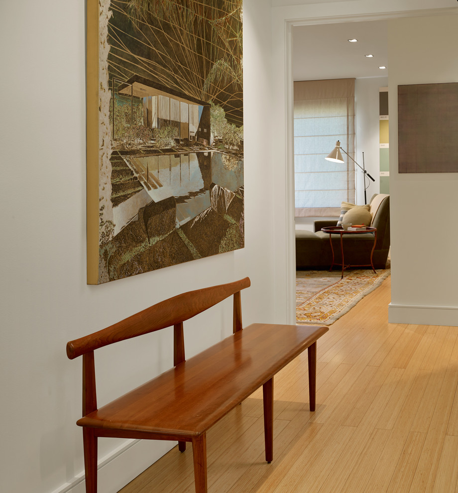 Свежая идея для дизайна: коридор среднего размера: освещение в современном стиле с полом из бамбука и белыми стенами - отличное фото интерьера