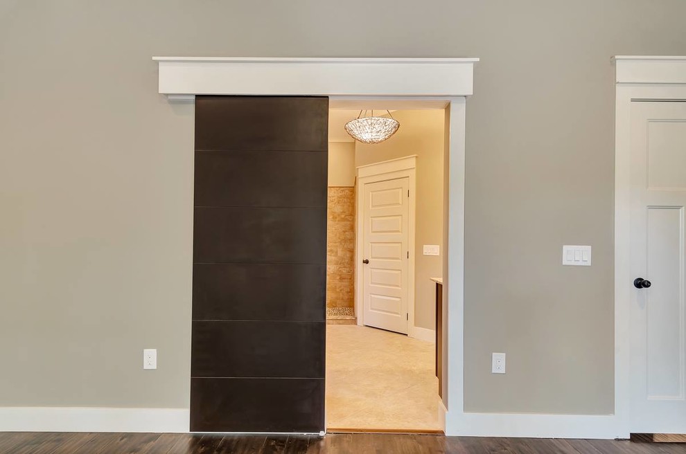 Idee per un ingresso o corridoio chic di medie dimensioni con pareti grigie, parquet scuro e pavimento marrone