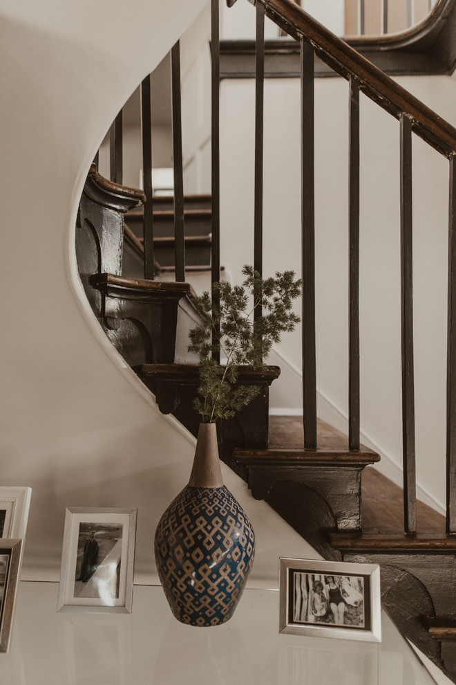 Стильный дизайн: лестница среднего размера в скандинавском стиле - последний тренд