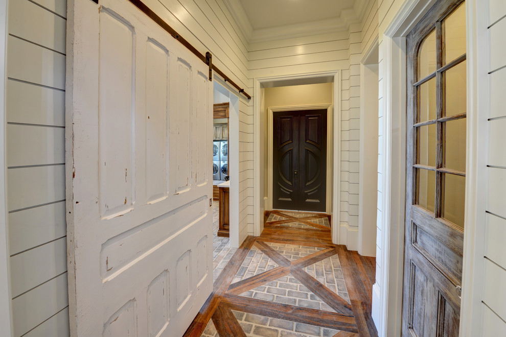 Источник вдохновения для домашнего уюта: большой коридор в стиле кантри с белыми стенами и кирпичным полом