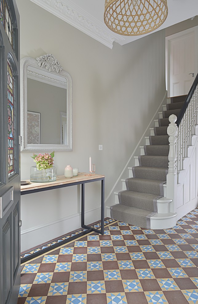 Foto di un ingresso o corridoio classico con pareti grigie e pavimento con piastrelle in ceramica