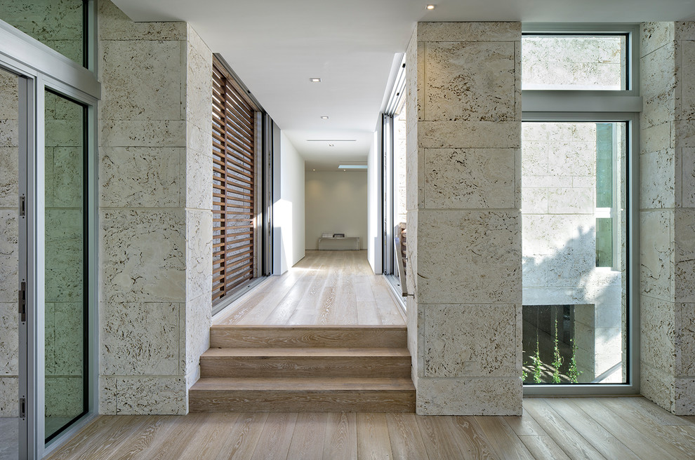 Ispirazione per un ingresso o corridoio stile marino di medie dimensioni con pareti beige, pavimento in bambù e pavimento beige