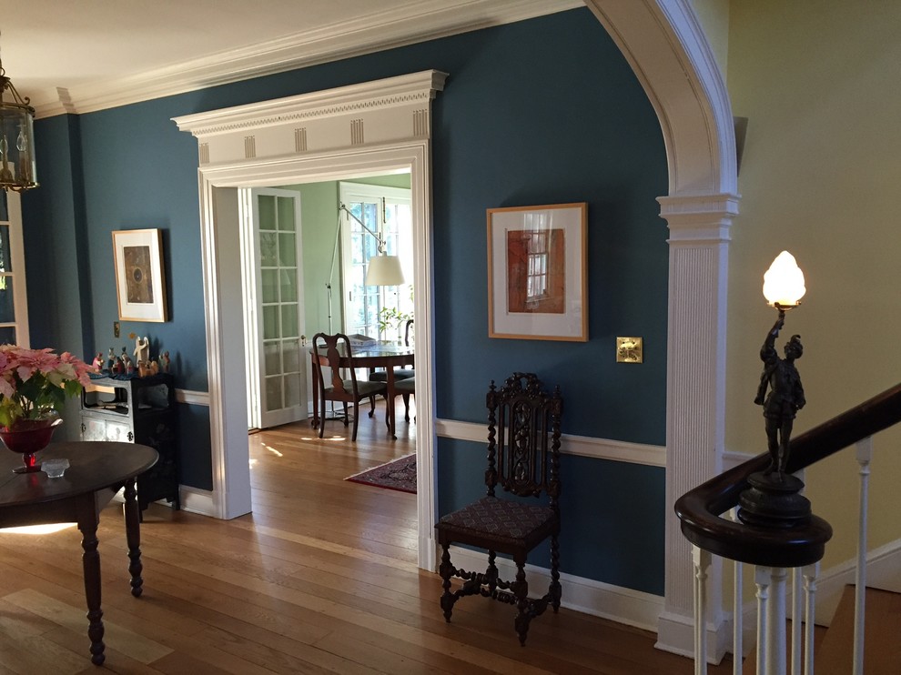 Klassischer Flur mit blauer Wandfarbe und braunem Holzboden in Baltimore