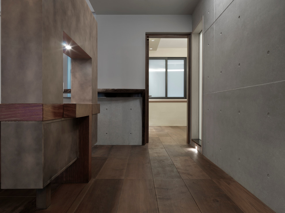 Inspiration för en funkis hall, med grå väggar, mellanmörkt trägolv och brunt golv