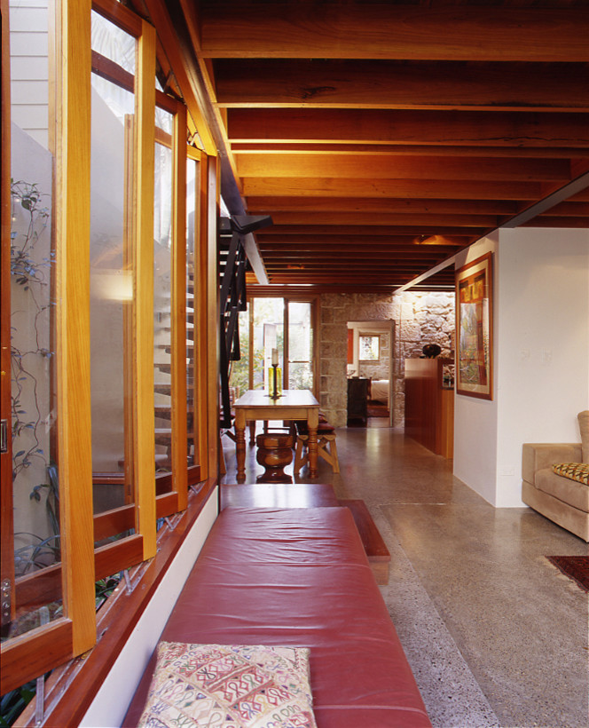 Источник вдохновения для домашнего уюта: коридор в современном стиле с бетонным полом