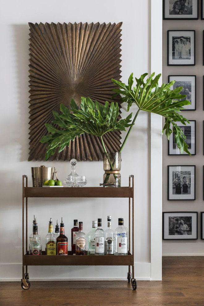 Ejemplo de bar en casa retro grande con suelo de madera en tonos medios