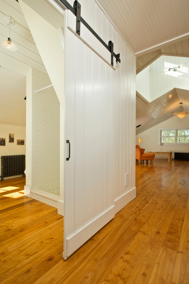 Стильный дизайн: коридор среднего размера в стиле кантри с белыми стенами - последний тренд