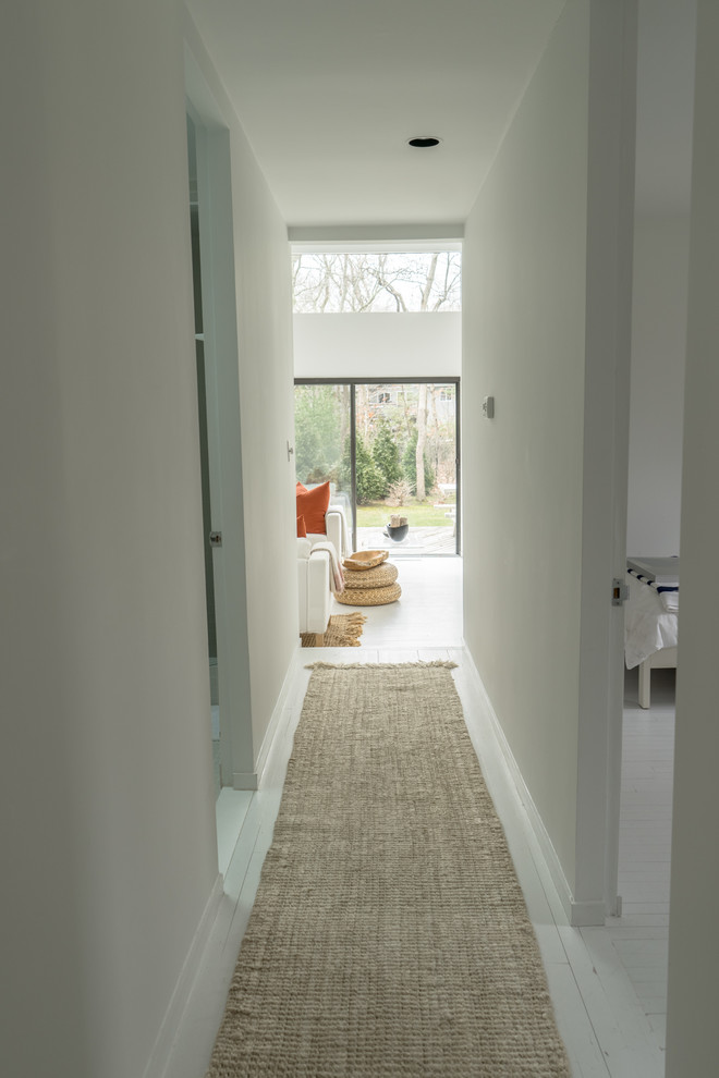 Свежая идея для дизайна: маленький коридор в стиле модернизм с белыми стенами, белым полом и деревянным полом для на участке и в саду - отличное фото интерьера