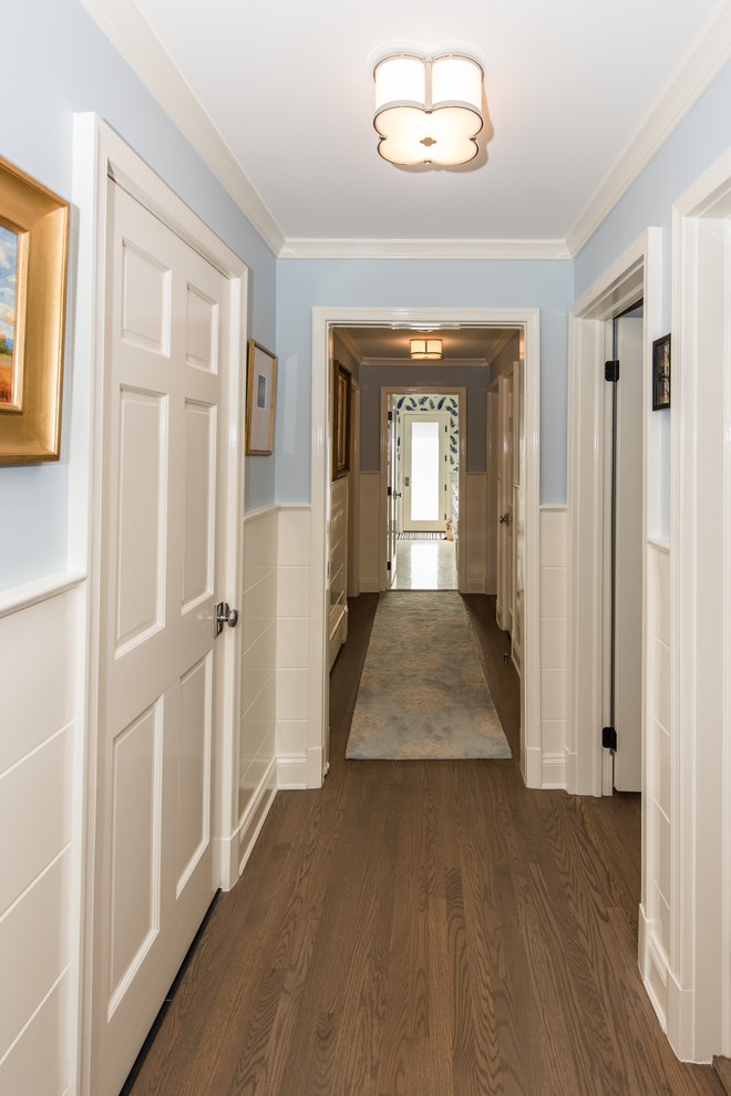 Aménagement d'un couloir classique de taille moyenne avec un mur gris et un sol en marbre.