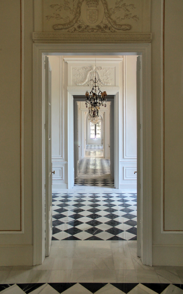 Cette image montre un grand couloir traditionnel avec un mur blanc.