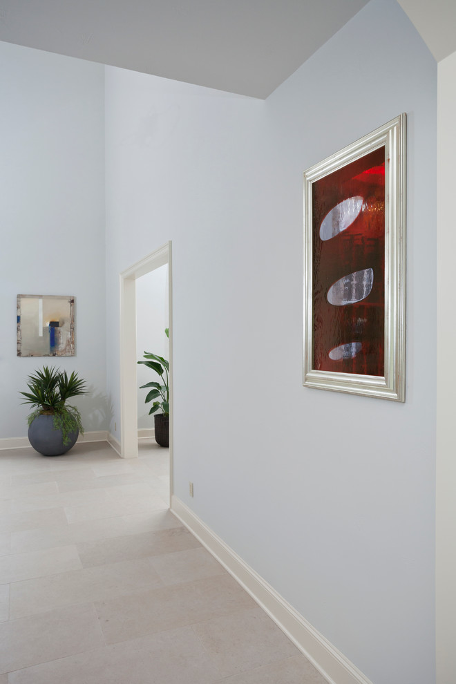 На фото: коридор в стиле неоклассика (современная классика) с серыми стенами и полом из известняка