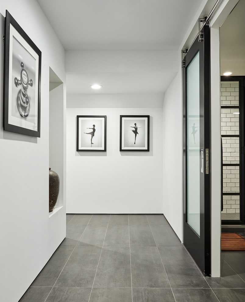 Idéer för en stor modern hall, med vita väggar, klinkergolv i porslin och grått golv