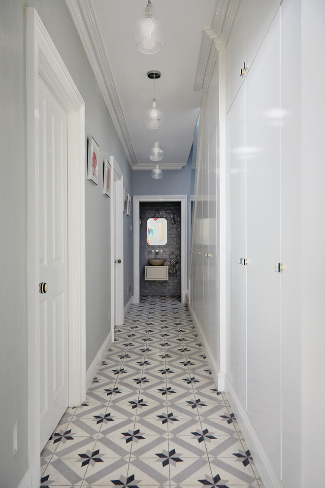 Esempio di un ingresso o corridoio contemporaneo di medie dimensioni con pareti grigie, pavimento con piastrelle in ceramica e pavimento grigio