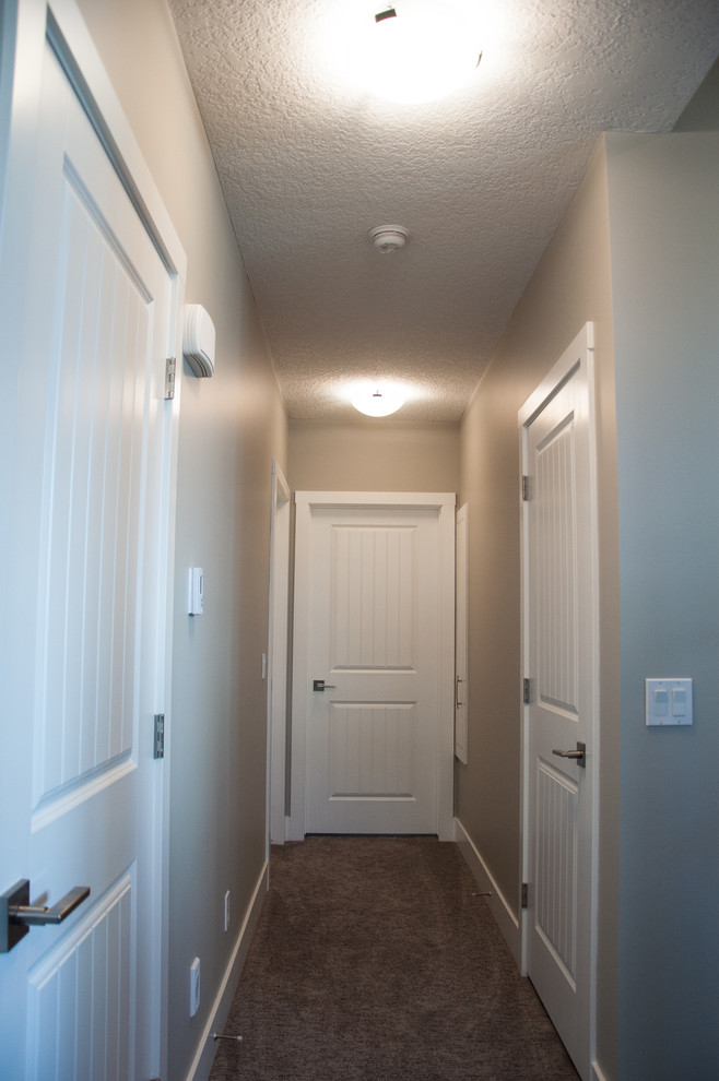 Immagine di un piccolo ingresso o corridoio classico con pareti grigie e moquette