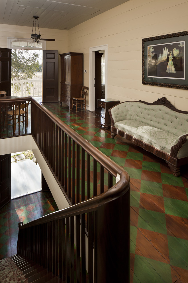 Ejemplo de recibidores y pasillos tradicionales con suelo de madera pintada y suelo multicolor