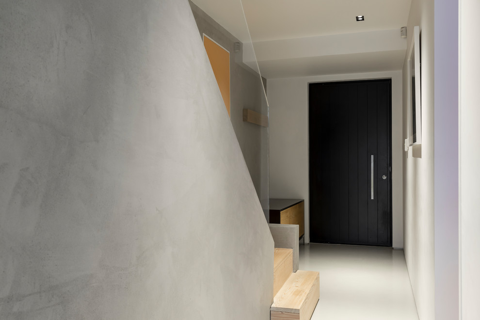 Пример оригинального дизайна: коридор среднего размера в стиле модернизм с серыми стенами, деревянным полом и белым полом
