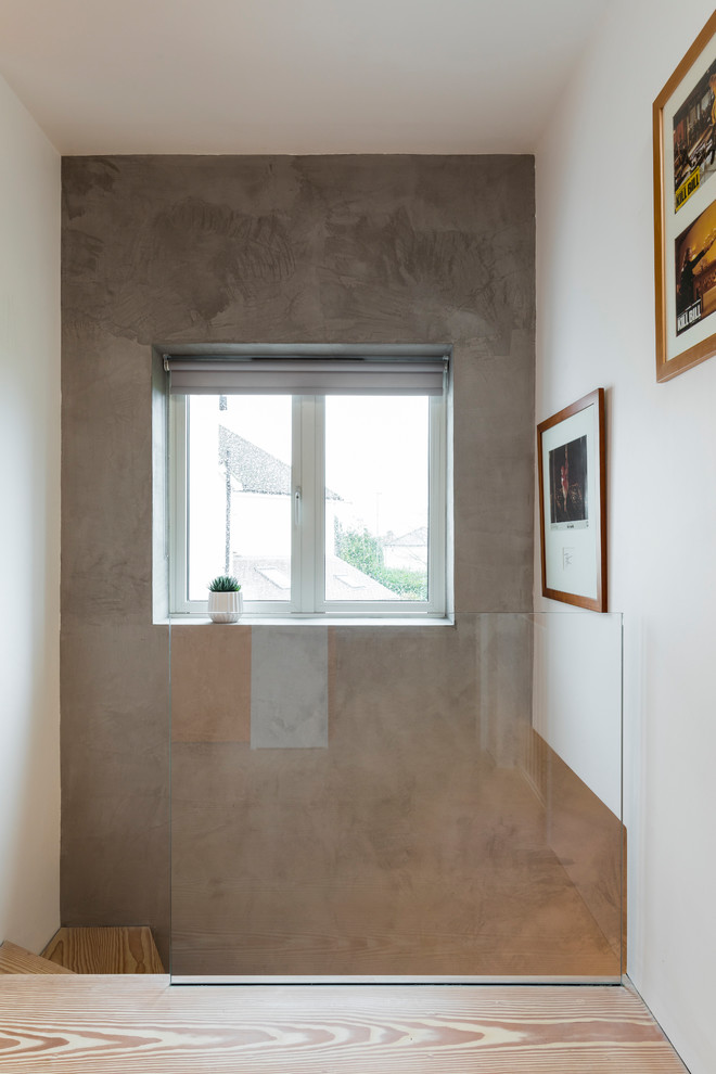 Свежая идея для дизайна: коридор среднего размера в стиле модернизм с серыми стенами, деревянным полом и белым полом - отличное фото интерьера