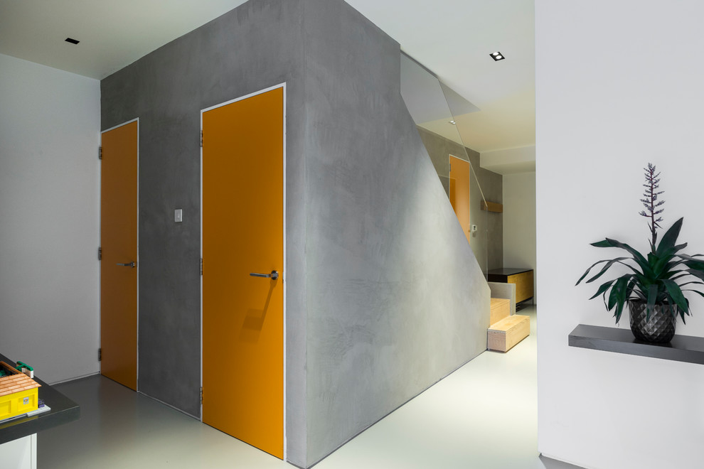 Diseño de recibidores y pasillos modernos de tamaño medio con paredes grises, suelo de madera pintada y suelo blanco
