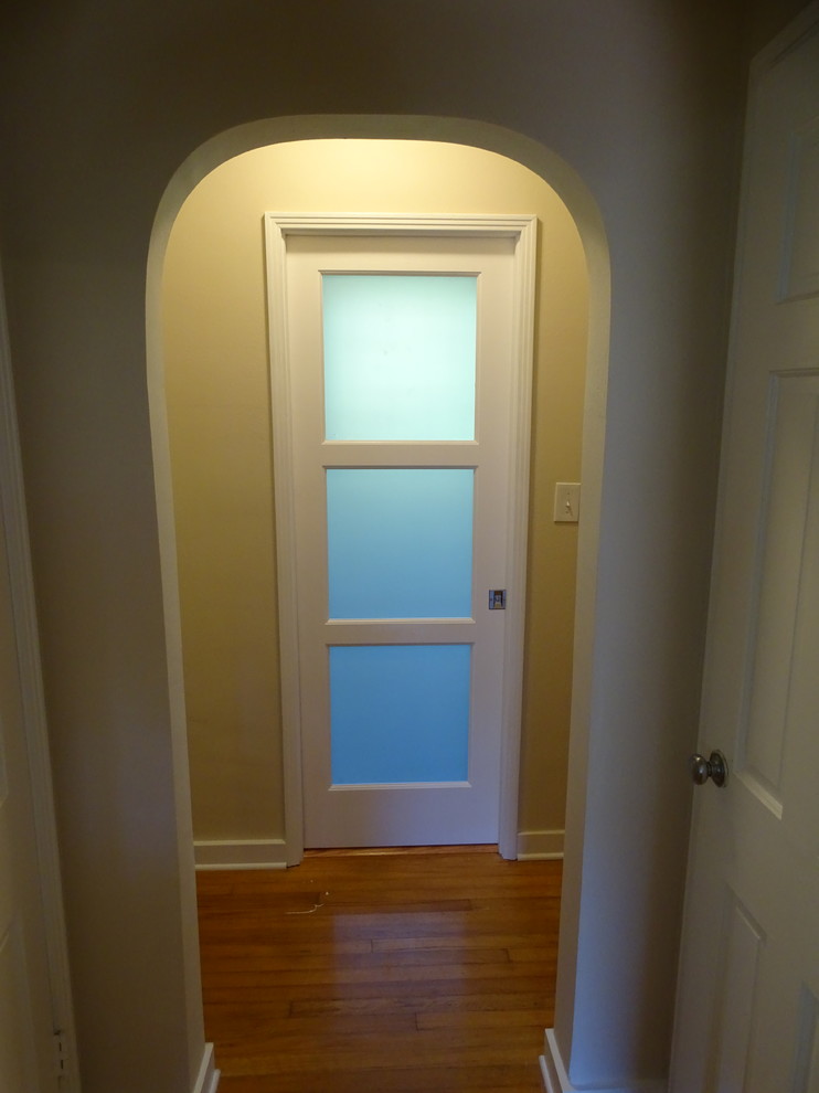 Cette photo montre un couloir chic de taille moyenne avec un mur beige et parquet foncé.