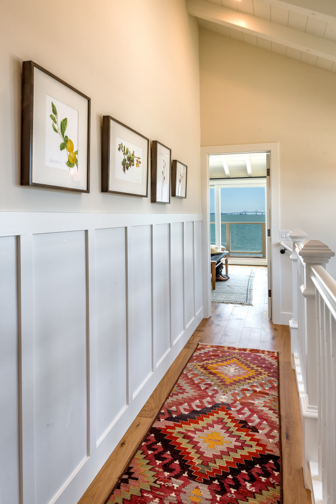 Imagen de recibidores y pasillos costeros pequeños con paredes beige, suelo de madera en tonos medios y suelo beige