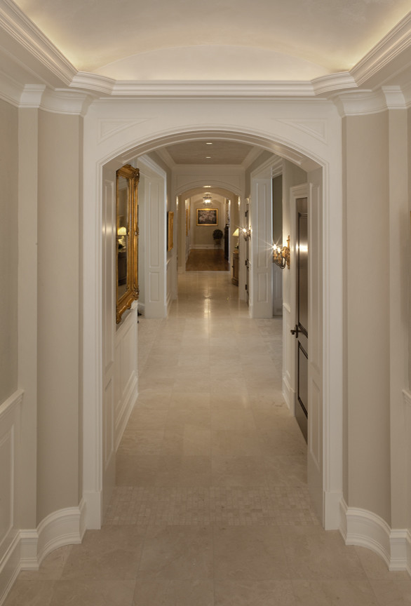 На фото: большой коридор в классическом стиле с бежевыми стенами и полом из керамогранита с