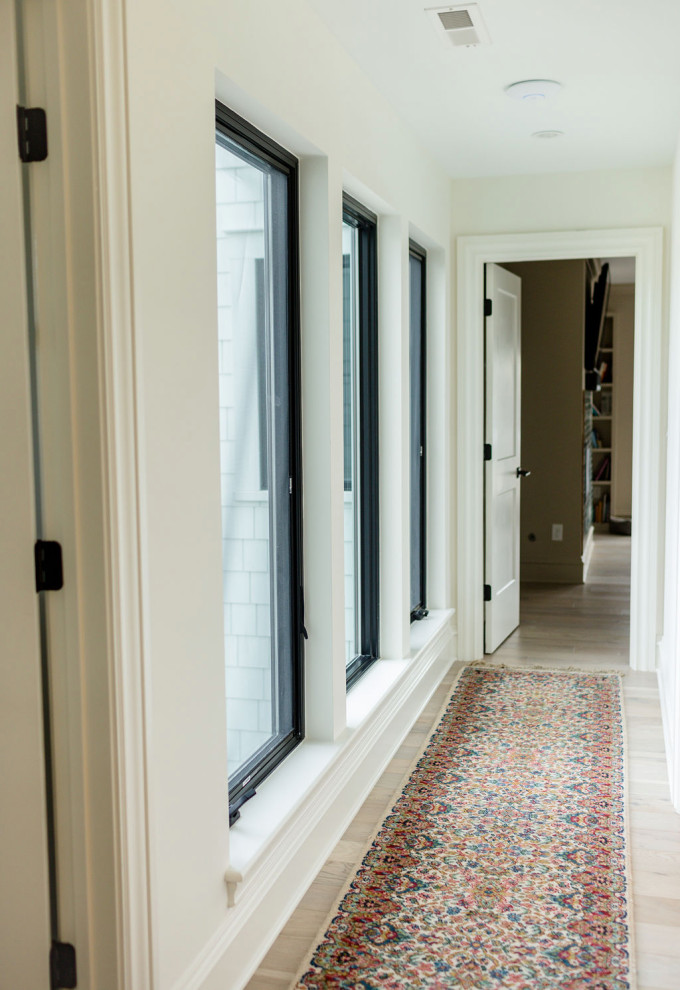 Источник вдохновения для домашнего уюта: коридор в стиле кантри с белыми стенами и светлым паркетным полом