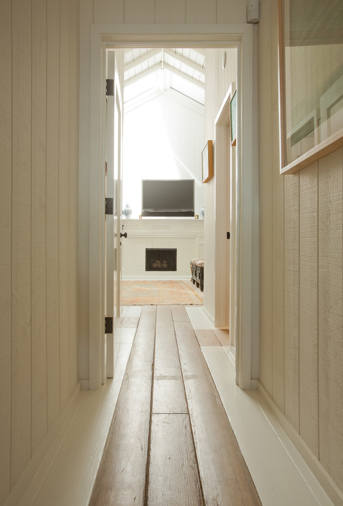 Idee per un ingresso o corridoio stile marinaro di medie dimensioni con pareti bianche e parquet chiaro