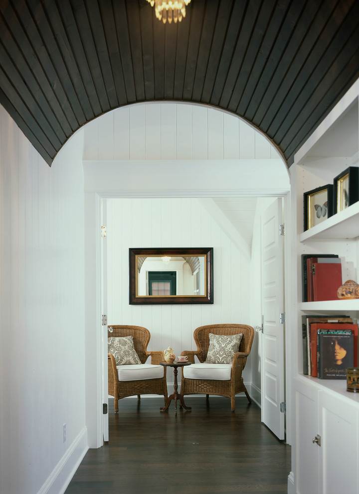 Aménagement d'un couloir craftsman de taille moyenne avec un mur blanc et parquet foncé.