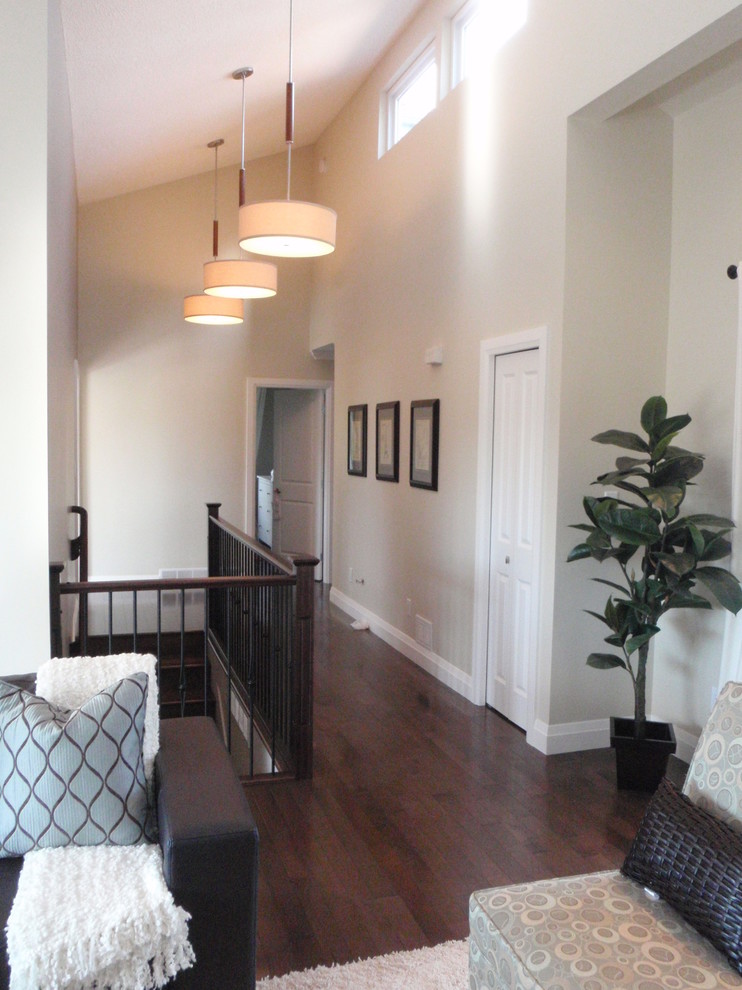 Источник вдохновения для домашнего уюта: коридор в стиле неоклассика (современная классика) с бежевыми стенами, темным паркетным полом и коричневым полом