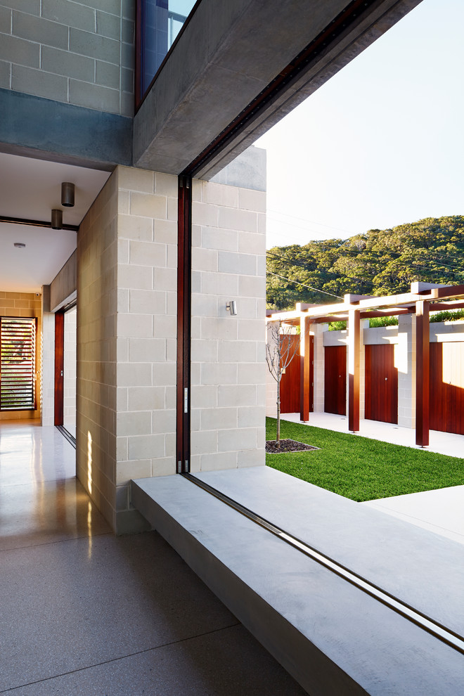 Mittelgroßer Moderner Flur mit grauer Wandfarbe, Terrazzo-Boden und weißem Boden in Sydney