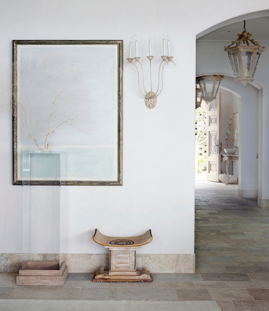 Foto de recibidores y pasillos mediterráneos con paredes blancas
