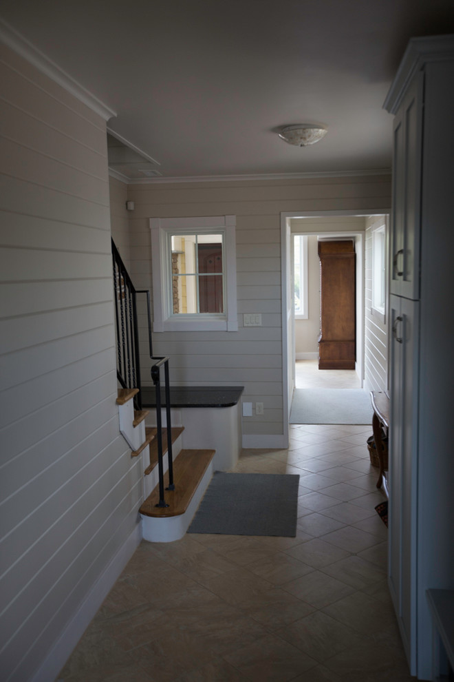 Exemple d'un couloir craftsman de taille moyenne avec un sol en carrelage de porcelaine.