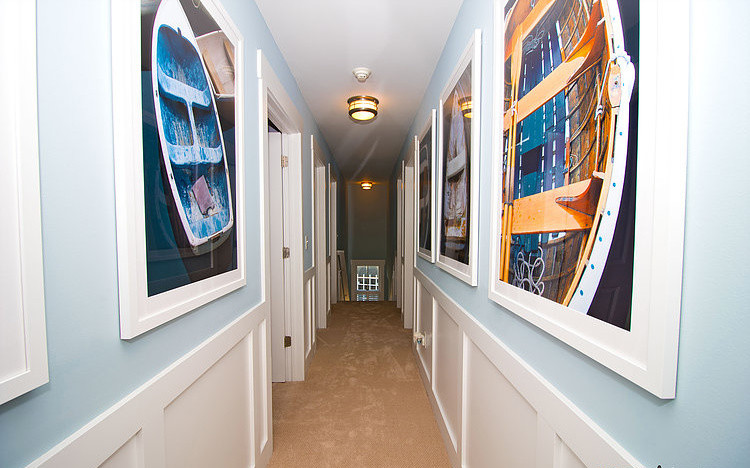 Ispirazione per un grande ingresso o corridoio stile marinaro con pareti blu, moquette e pavimento marrone