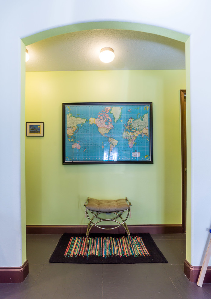 Mittelgroßer Stilmix Flur mit gelber Wandfarbe und Schieferboden in Orlando