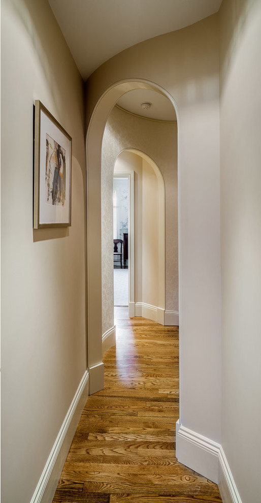 Foto di un ingresso o corridoio chic di medie dimensioni con pareti bianche e pavimento in legno massello medio