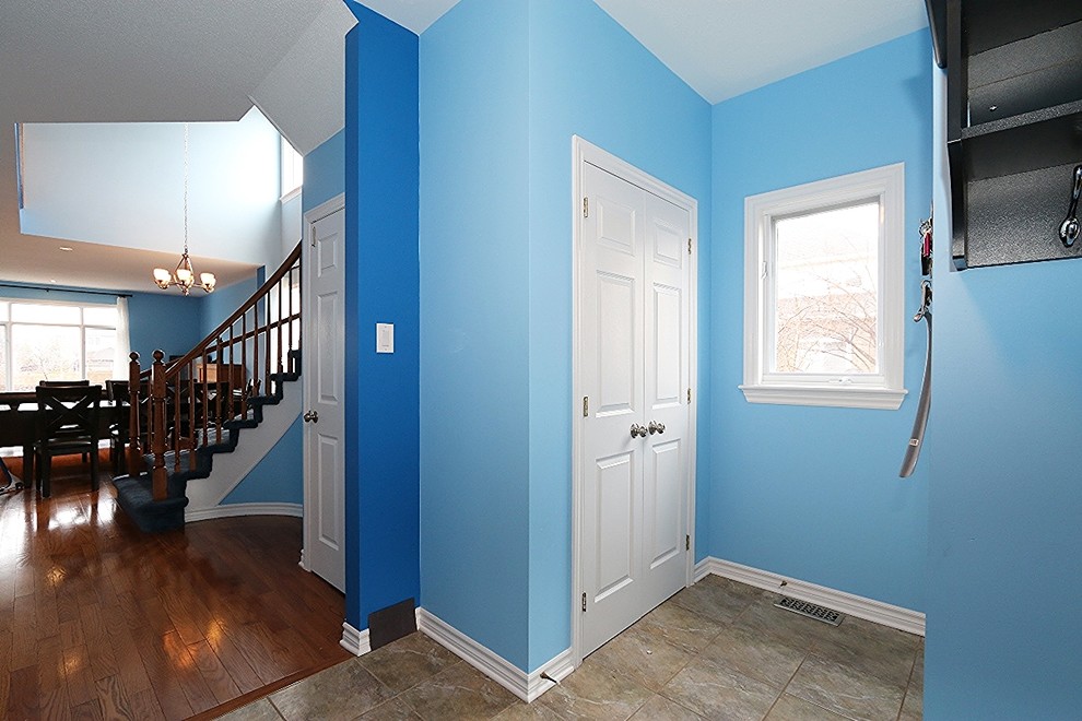 Идея дизайна: коридор среднего размера в современном стиле с синими стенами и полом из керамической плитки