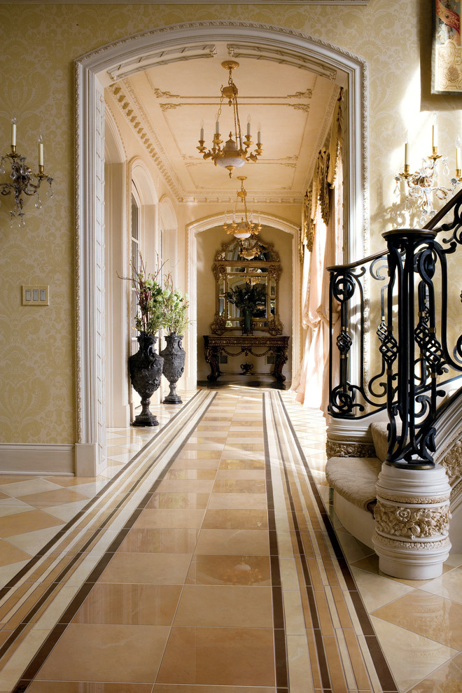 Immagine di un ampio ingresso o corridoio mediterraneo con pareti beige, pavimento in marmo e pavimento multicolore