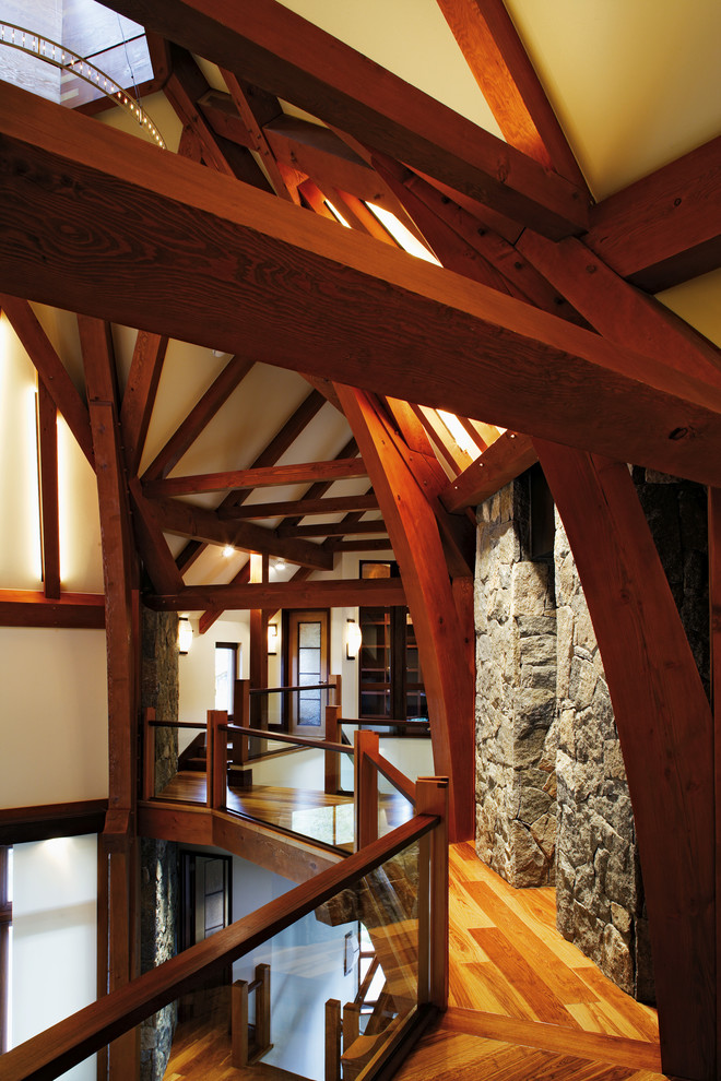 Ejemplo de recibidores y pasillos tradicionales extra grandes con paredes beige y suelo de madera en tonos medios