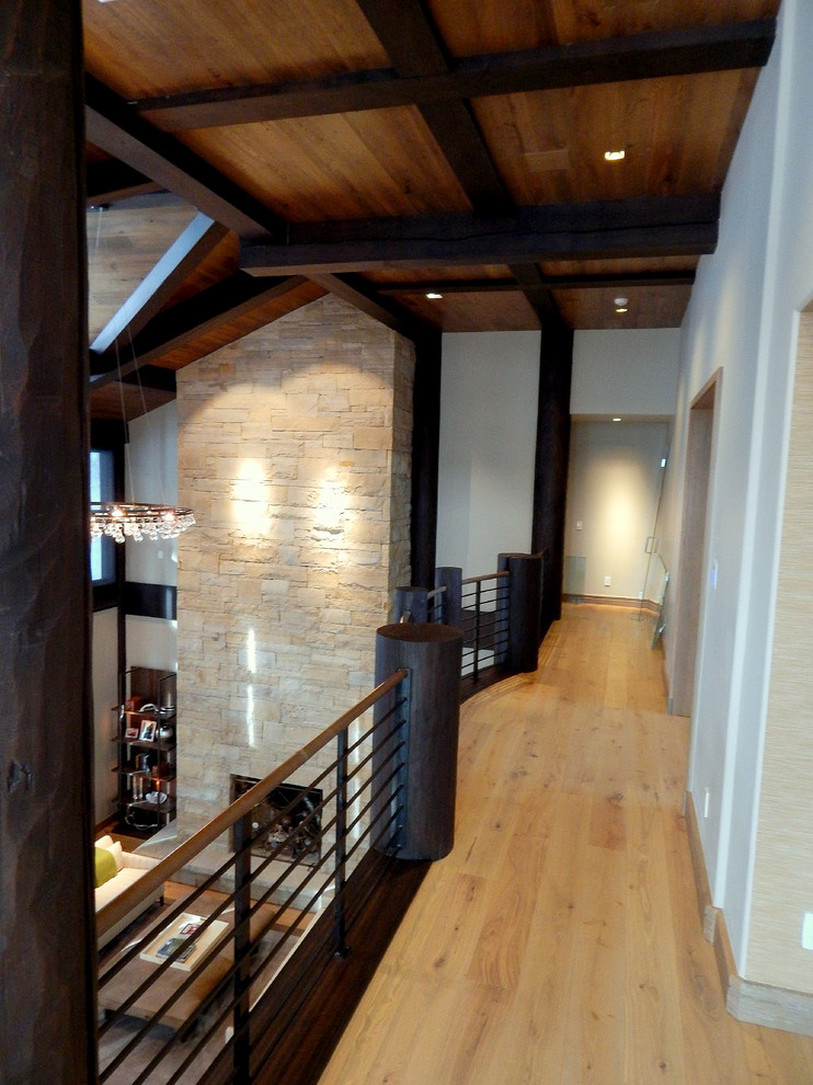 На фото: коридор среднего размера в современном стиле с бежевыми стенами, светлым паркетным полом и коричневым полом