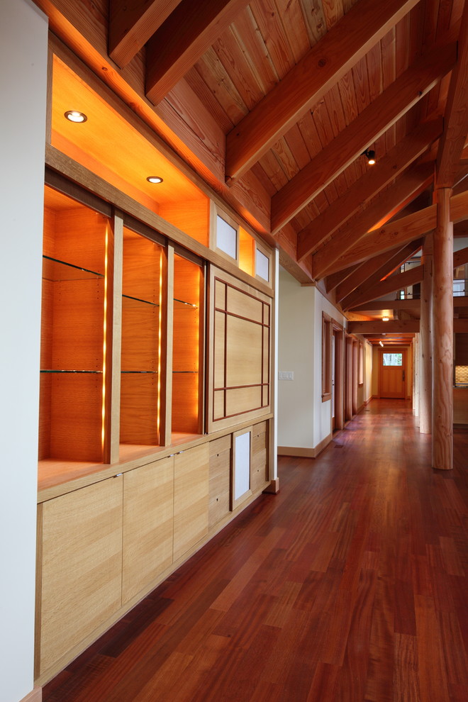 Ispirazione per un grande ingresso o corridoio design con pareti gialle e pavimento in legno massello medio