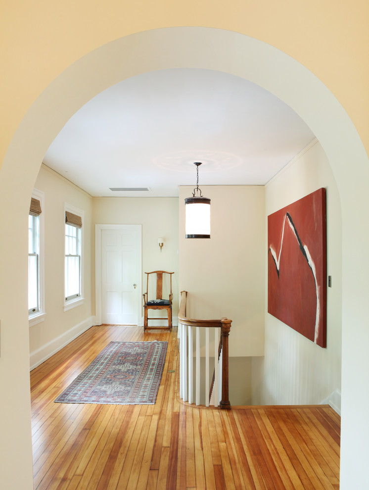 Inspiration för en stor vintage hall, med beige väggar, mellanmörkt trägolv och brunt golv
