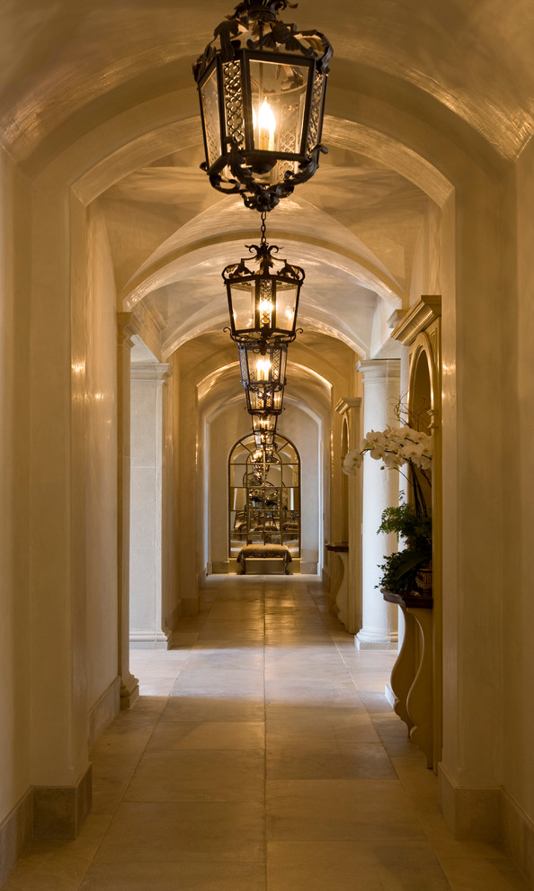 Ejemplo de recibidores y pasillos mediterráneos extra grandes con paredes beige y suelo de travertino