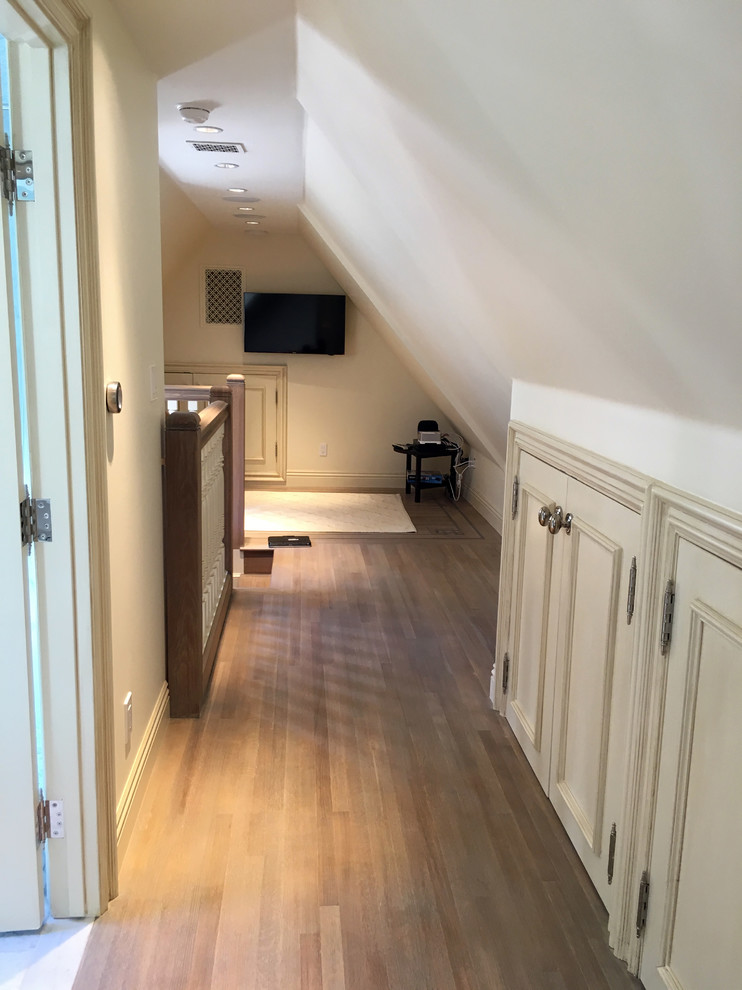 Foto di un ingresso o corridoio tradizionale con pareti bianche e pavimento in legno massello medio