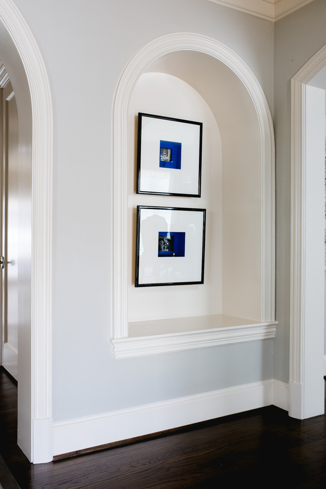 Ispirazione per un ingresso o corridoio chic di medie dimensioni con pareti blu, parquet scuro e pavimento marrone
