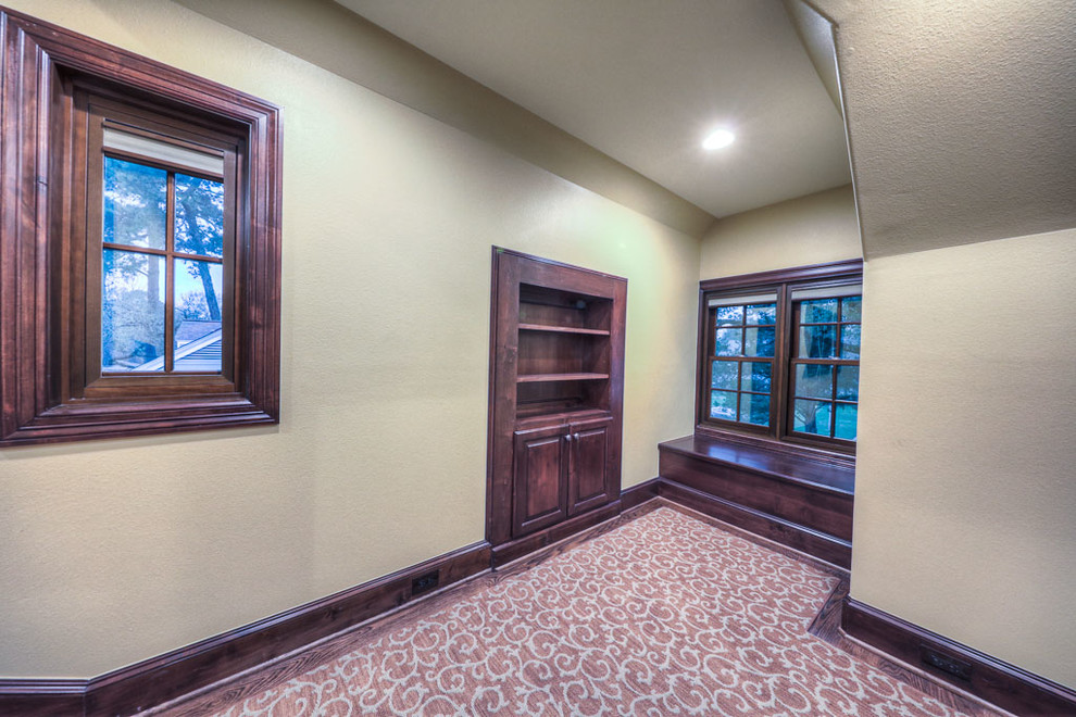 На фото: коридор среднего размера в классическом стиле с бежевыми стенами и ковровым покрытием
