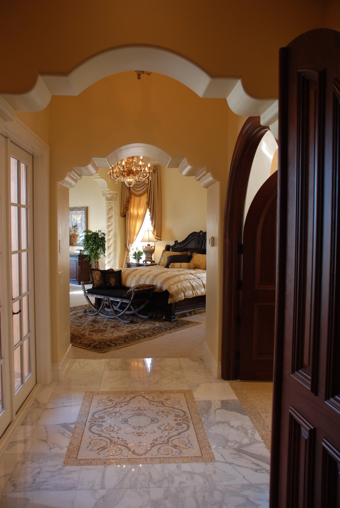 На фото: коридор среднего размера в средиземноморском стиле с бежевыми стенами и мраморным полом