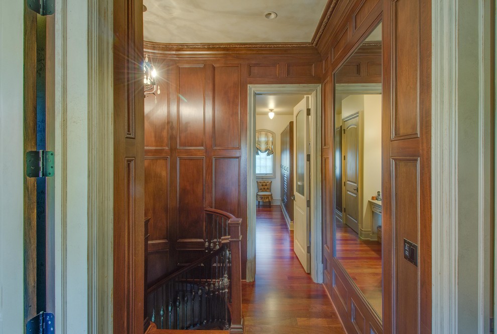 На фото: коридор среднего размера в классическом стиле с коричневыми стенами, паркетным полом среднего тона и коричневым полом